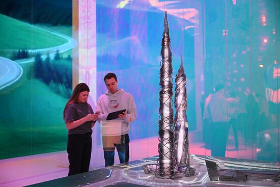 Выставка "Россия". Работа павильона "Газпром"