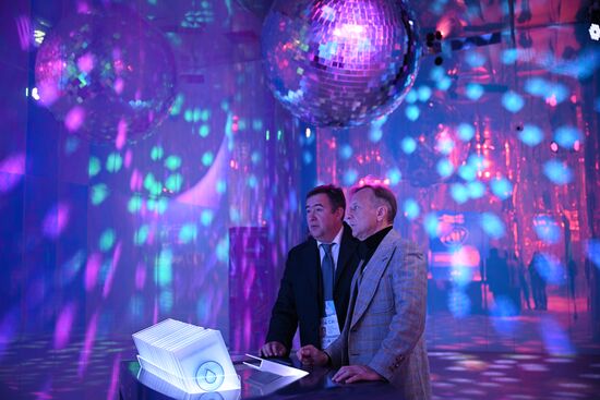 Выставка "Россия". Работа павильона "Газпром"