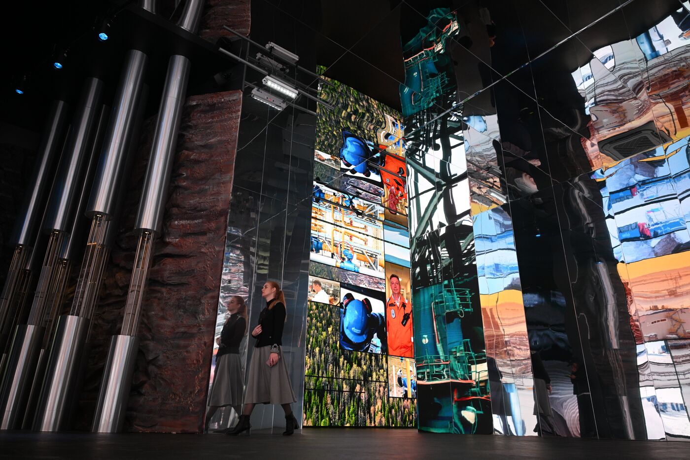 Выставка "Россия". Работа павильона "Газпром"