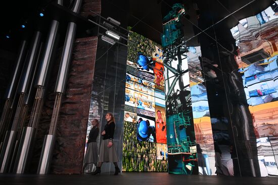 Выставка "Россия". Работа павильона "Газпром"