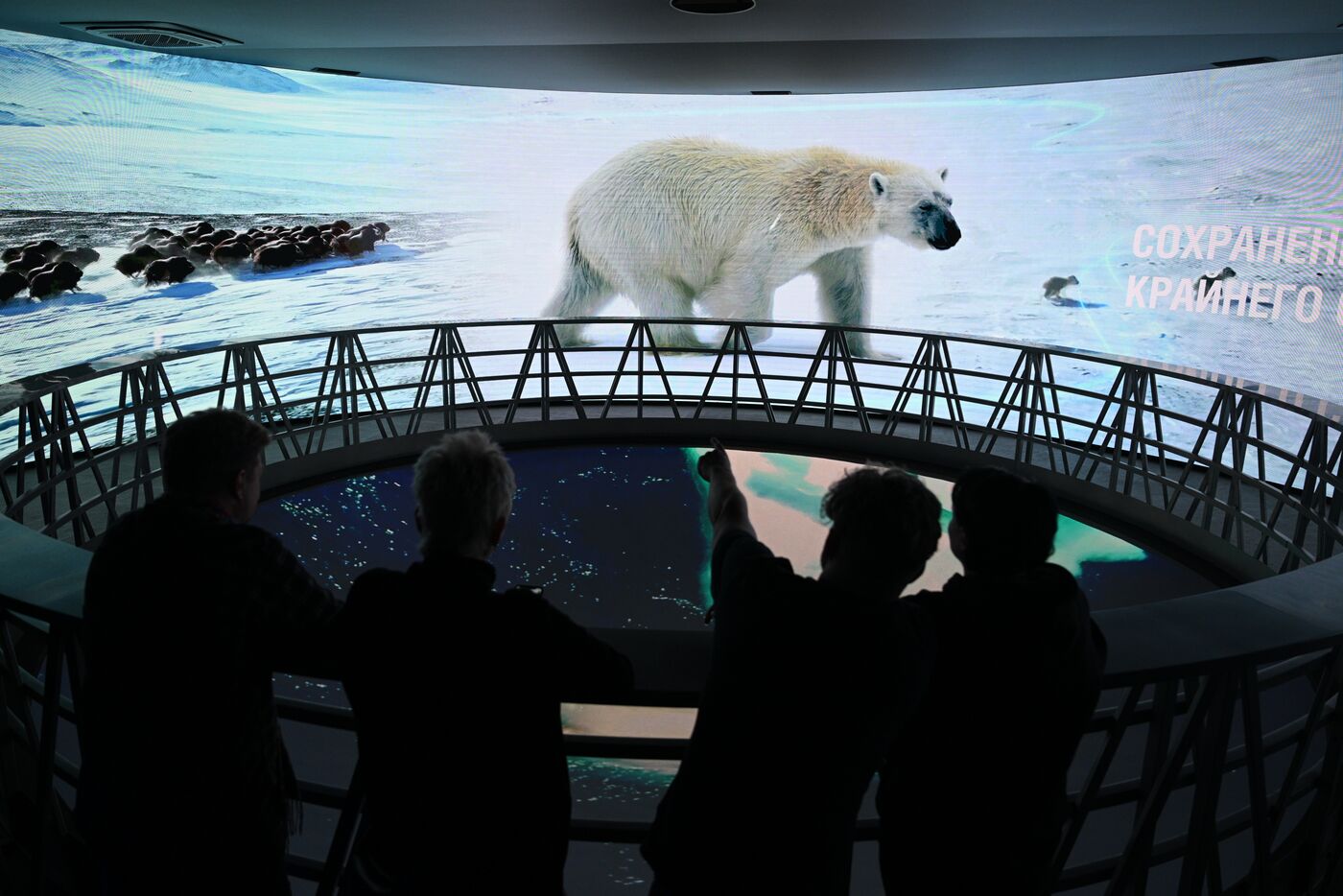 Выставка "Россия". Работа павильона "Газпром"