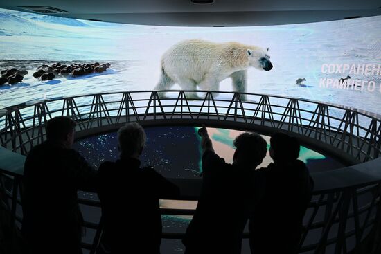 Выставка "Россия". Работа павильона "Газпром"