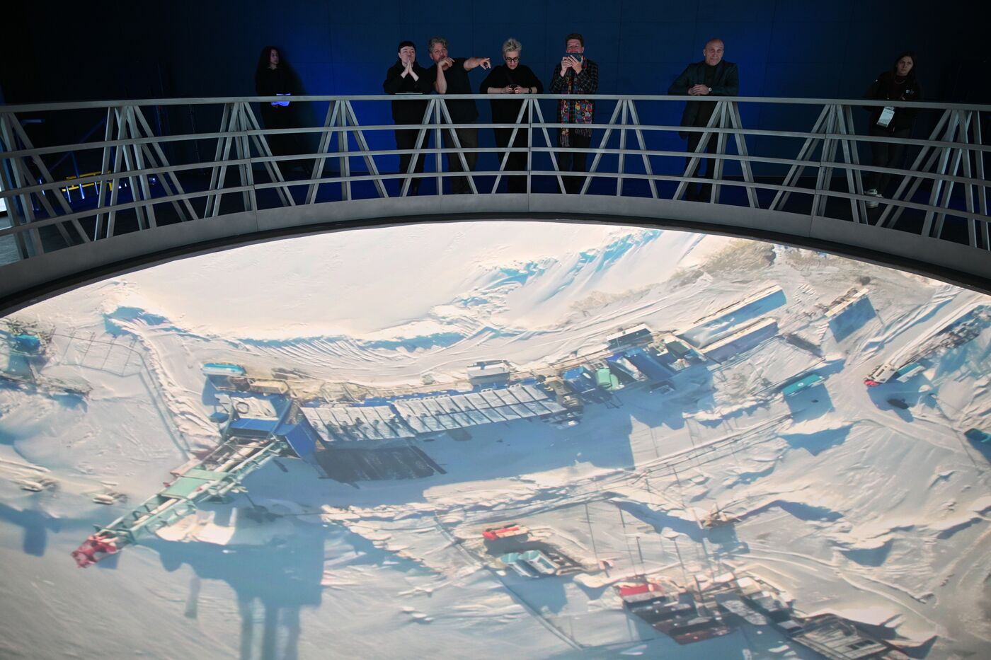 Выставка "Россия". Работа павильона "Газпром"