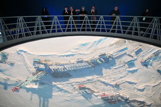 Выставка "Россия". Работа павильона "Газпром"