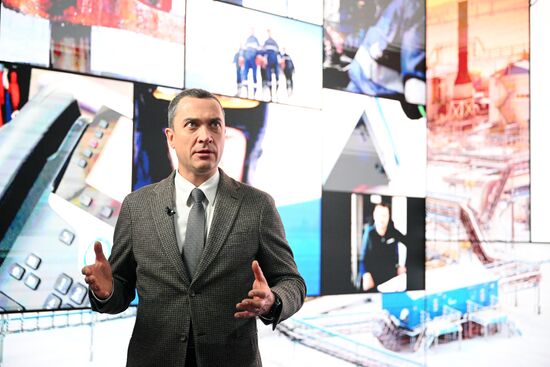 Выставка "Россия". Работа павильона "Газпром"