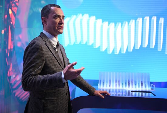 Выставка "Россия". Работа павильона "Газпром"