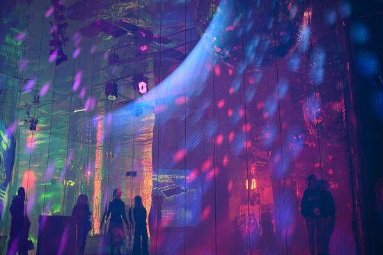 Выставка "Россия". Работа павильона "Газпром"