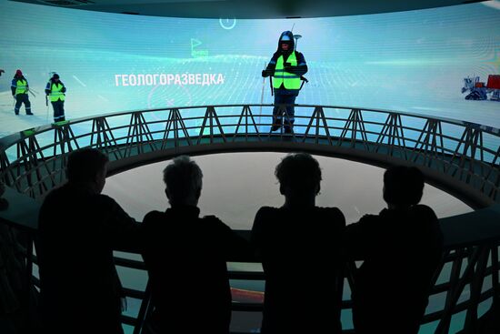 Выставка "Россия". Работа павильона "Газпром"