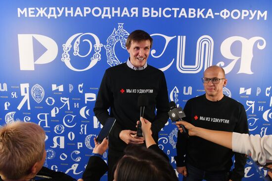 Международная выставка-форум "Россия"
Андрей Кириленко, президент федерации баскетбола России (слева)
Александр Бречалов, глава Удмуртской Республики
Павильон №75 Место: Россия, Москва. Автор: Михаил Воскресенский/РИА Новости. Выставка "Россия". Пресс-подходы