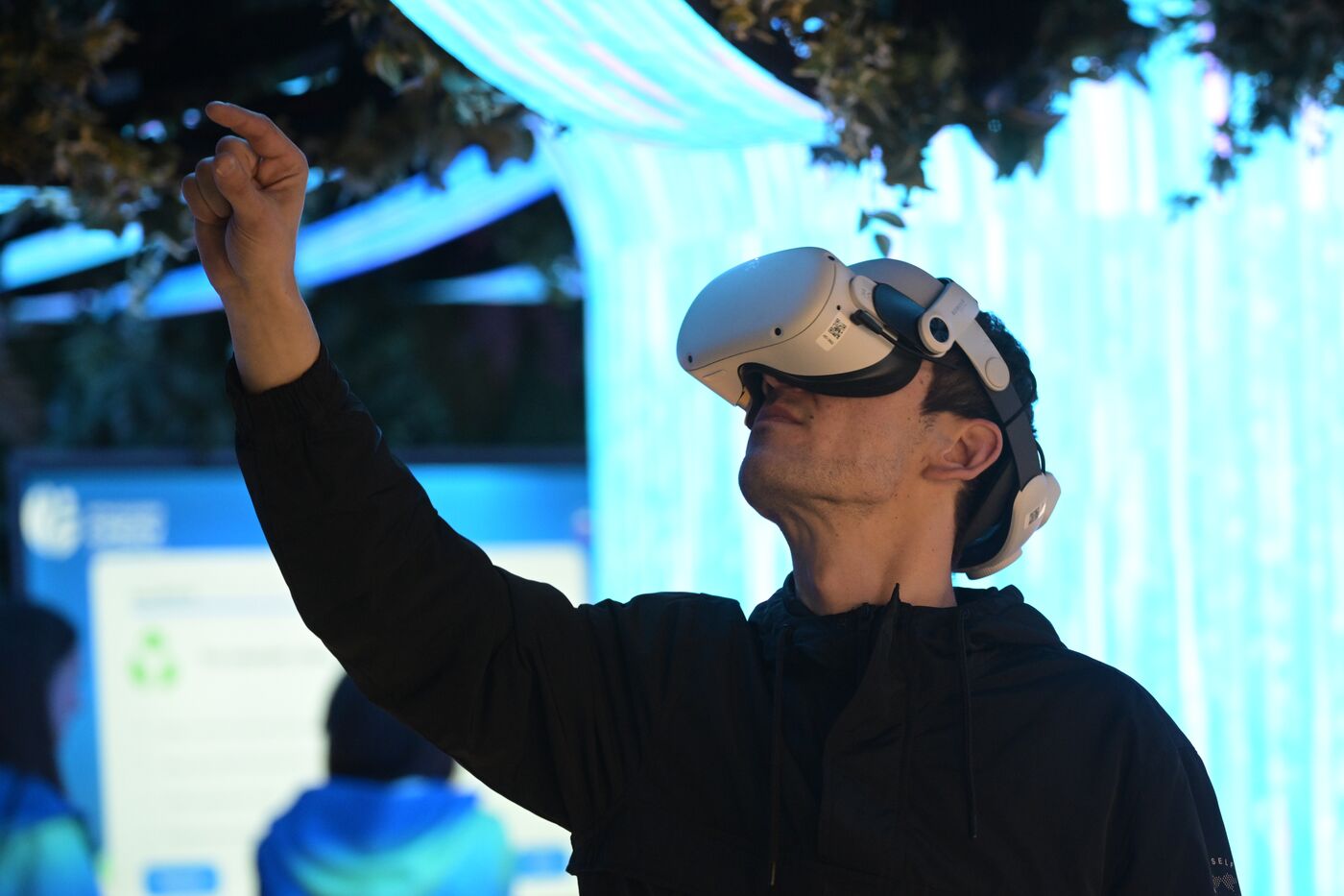 Работа выставки "Россия"