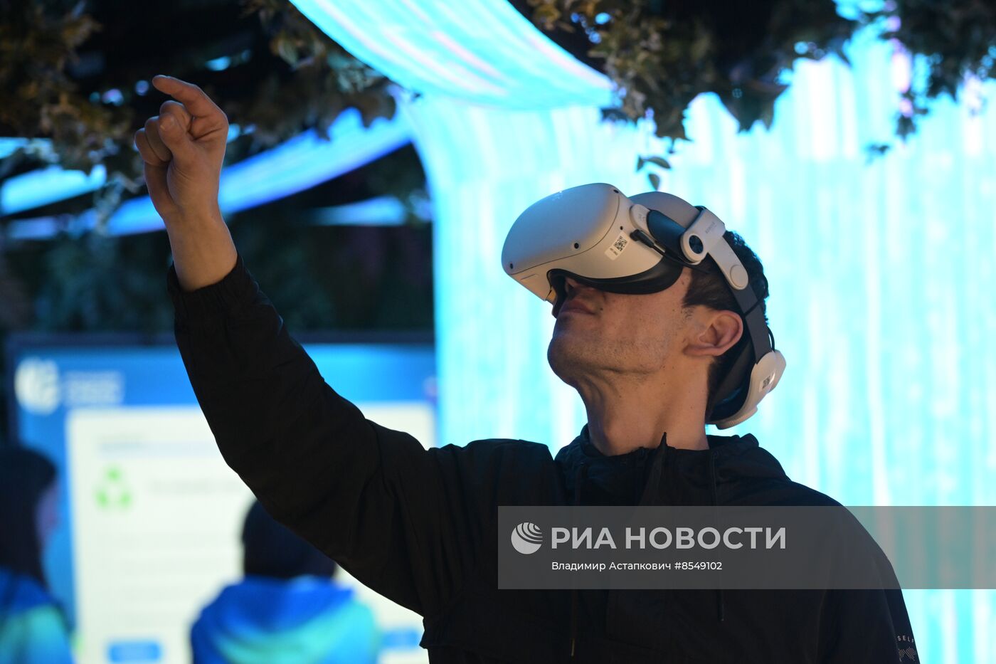 Работа выставки "Россия"