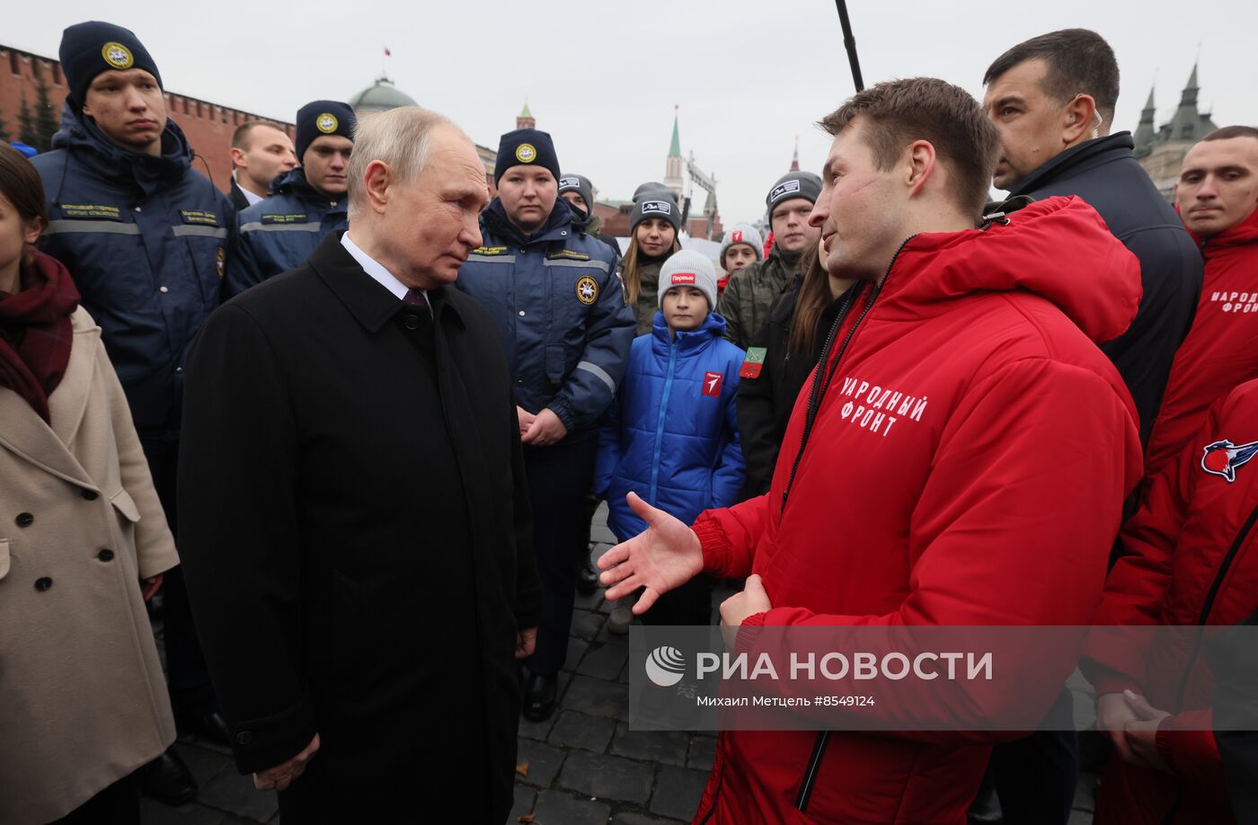 Президент РФ В. Путин возложил цветы к памятнику К. Минину и Д. Пожарскому