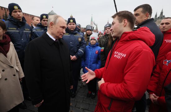 Президент РФ В. Путин возложил цветы к памятнику К. Минину и Д. Пожарскому