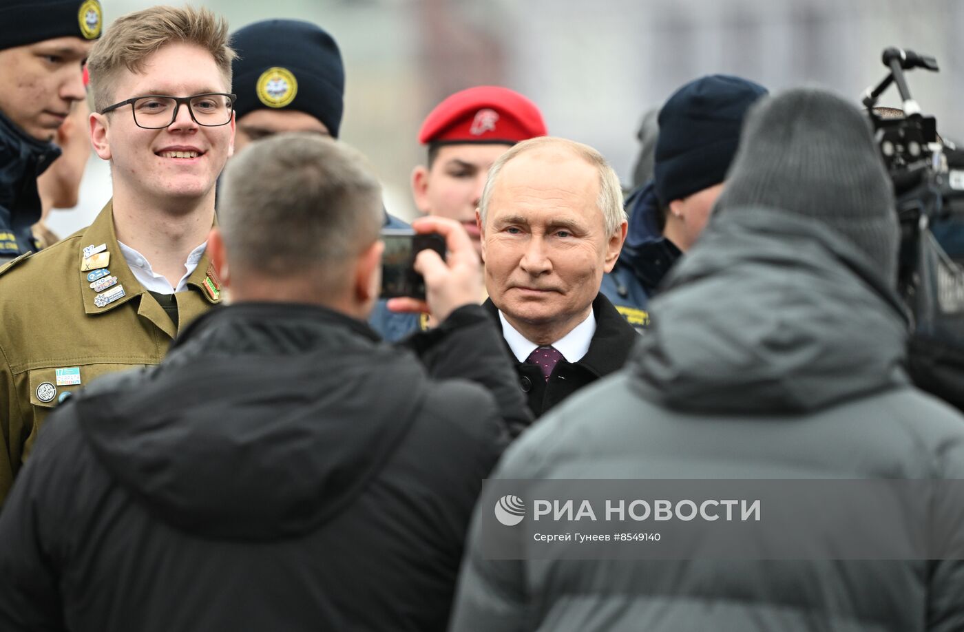 Президент РФ В. Путин возложил цветы к памятнику К. Минину и Д. Пожарскому