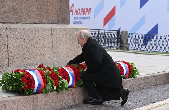 Президент РФ В. Путин возложил цветы к памятнику К. Минину и Д. Пожарскому