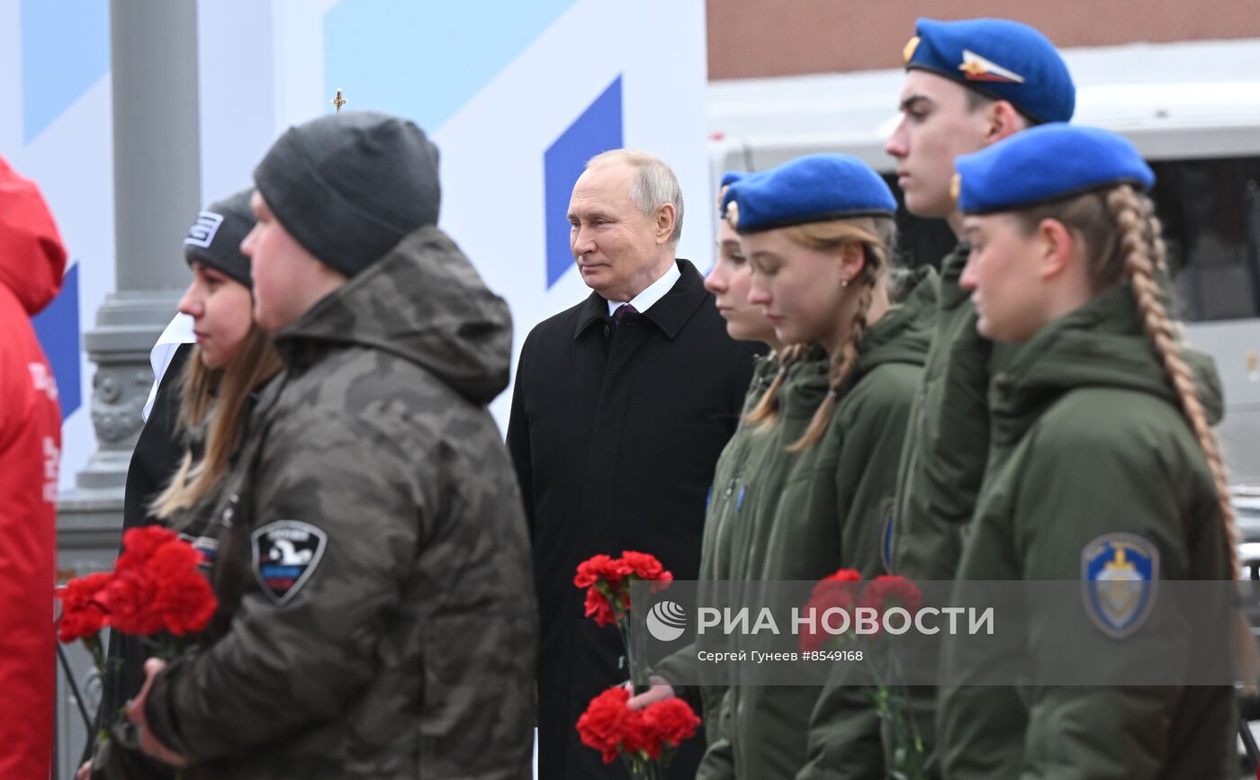 Президент РФ В. Путин возложил цветы к памятнику К. Минину и Д. Пожарскому