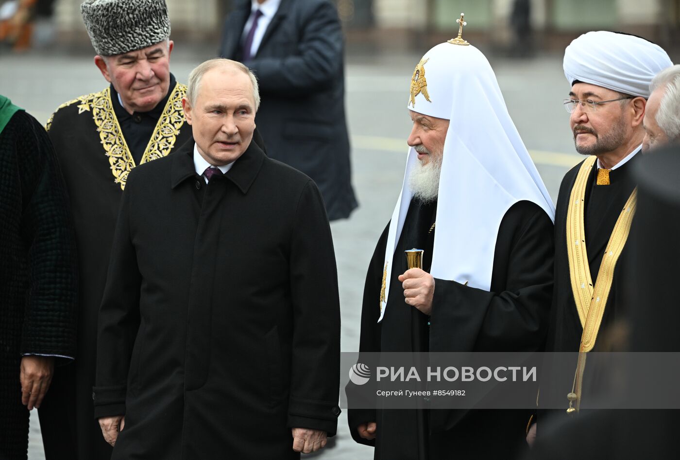 Президент РФ В. Путин возложил цветы к памятнику К. Минину и Д. Пожарскому