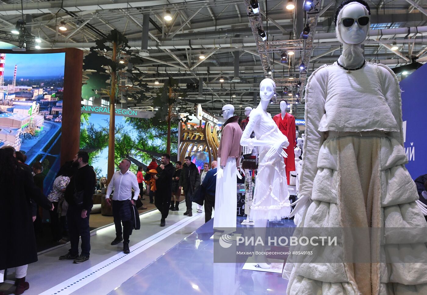 Работа выставки "Россия"