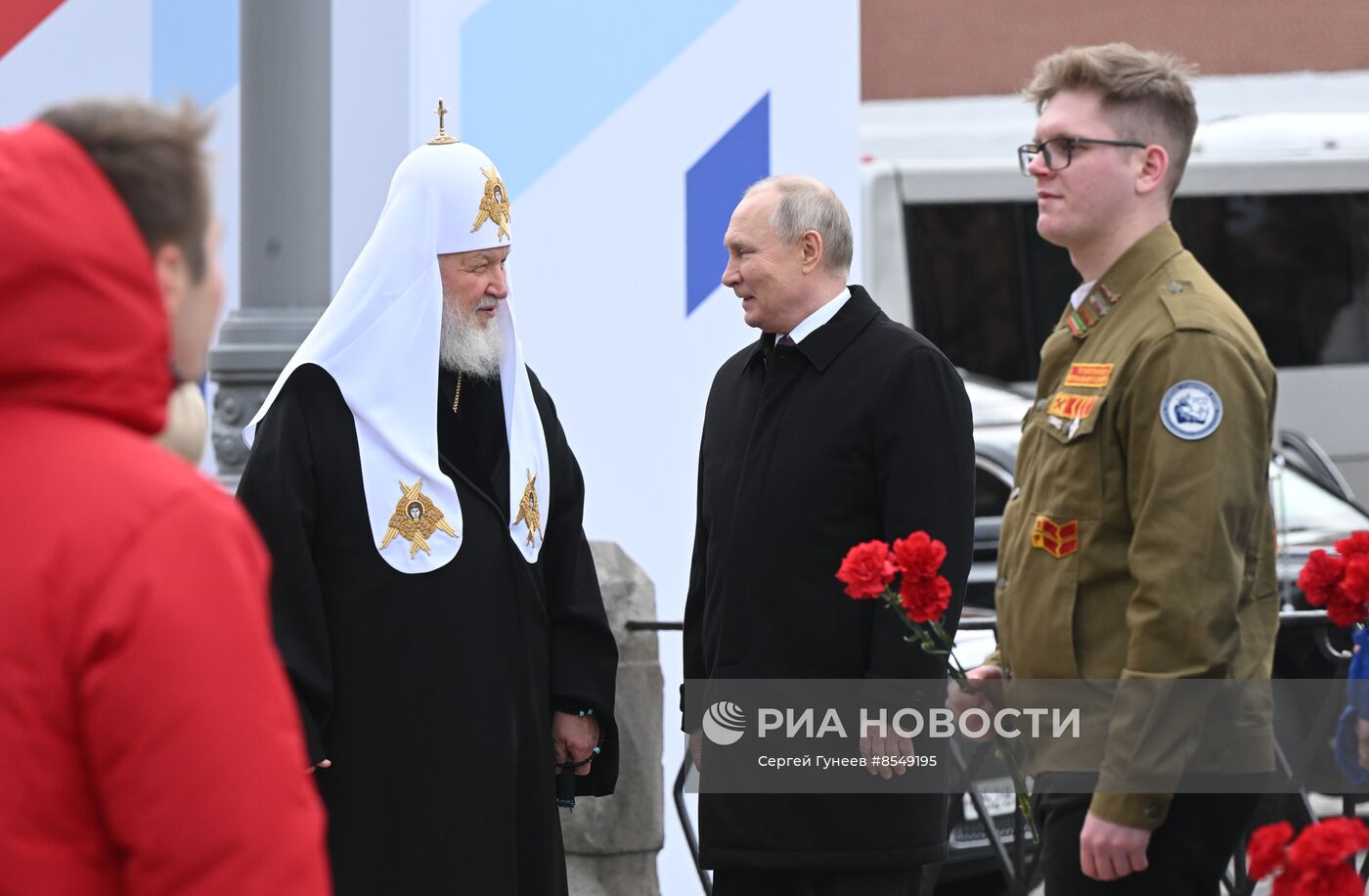 Президент РФ В. Путин возложил цветы к памятнику К. Минину и Д. Пожарскому