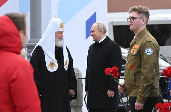 Президент РФ В. Путин возложил цветы к памятнику К. Минину и Д. Пожарскому