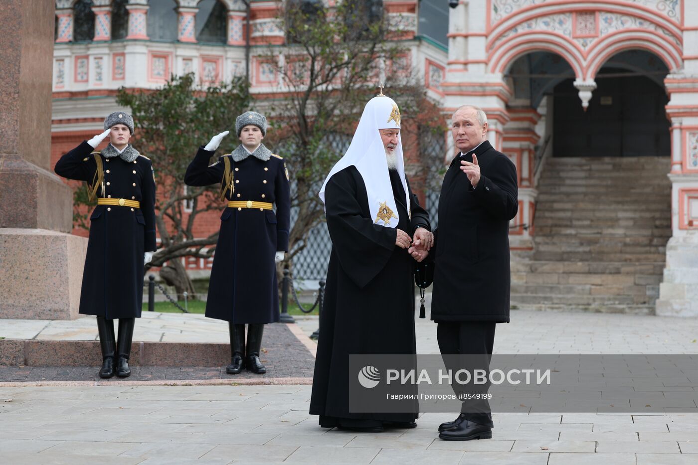 Президент РФ В. Путин возложил цветы к памятнику К. Минину и Д. Пожарскому