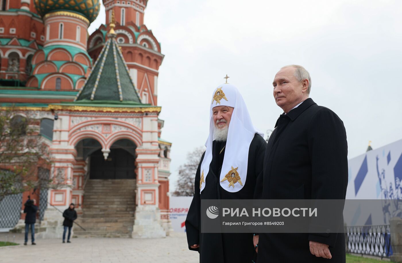 Президент РФ В. Путин возложил цветы к памятнику К. Минину и Д. Пожарскому