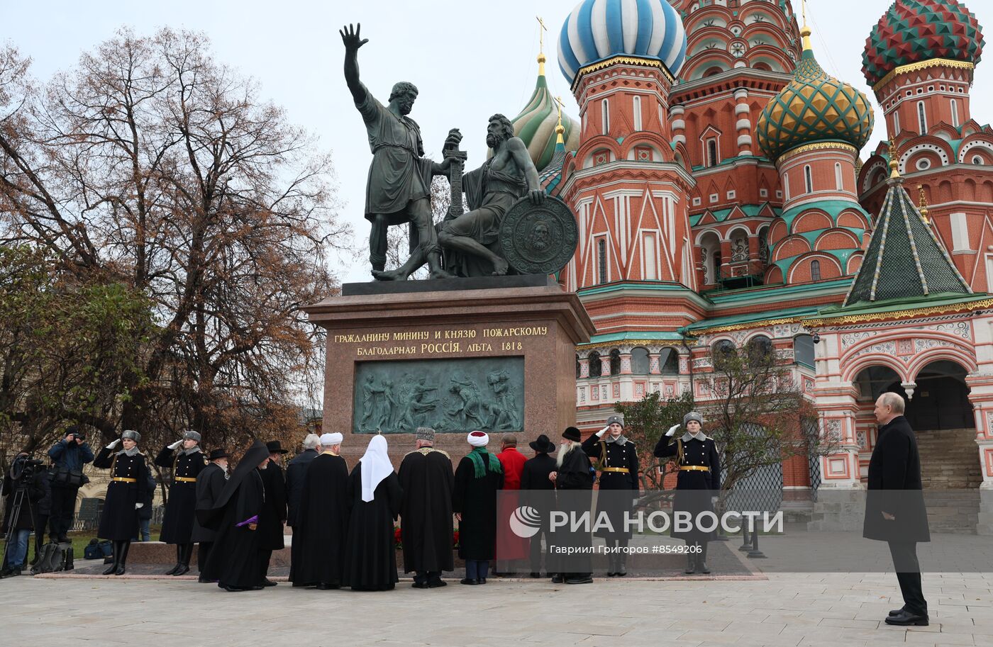 Президент РФ В. Путин возложил цветы к памятнику К. Минину и Д. Пожарскому