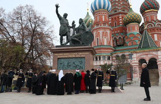 Президент РФ В. Путин возложил цветы к памятнику К. Минину и Д. Пожарскому