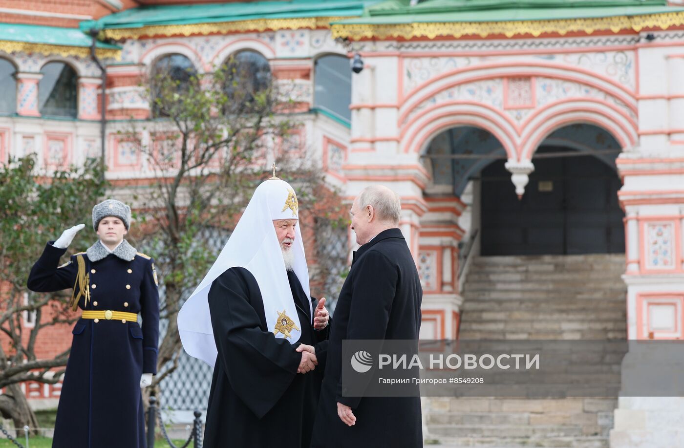 Президент РФ В. Путин возложил цветы к памятнику К. Минину и Д. Пожарскому