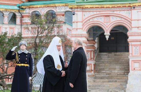 Президент РФ В. Путин возложил цветы к памятнику К. Минину и Д. Пожарскому