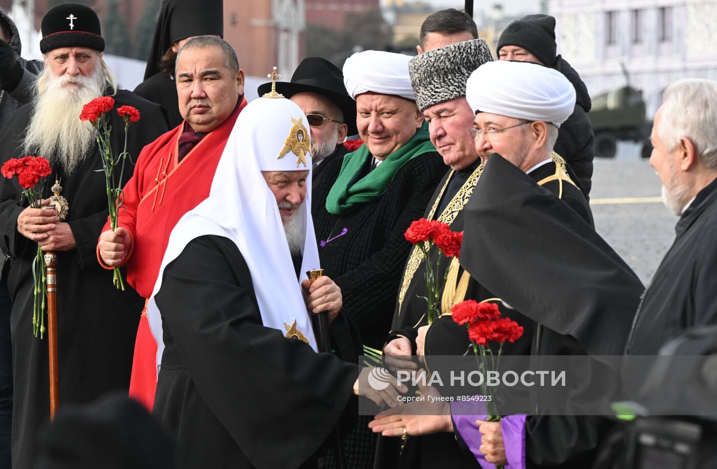 Президент РФ В. Путин возложил цветы к памятнику К. Минину и Д. Пожарскому