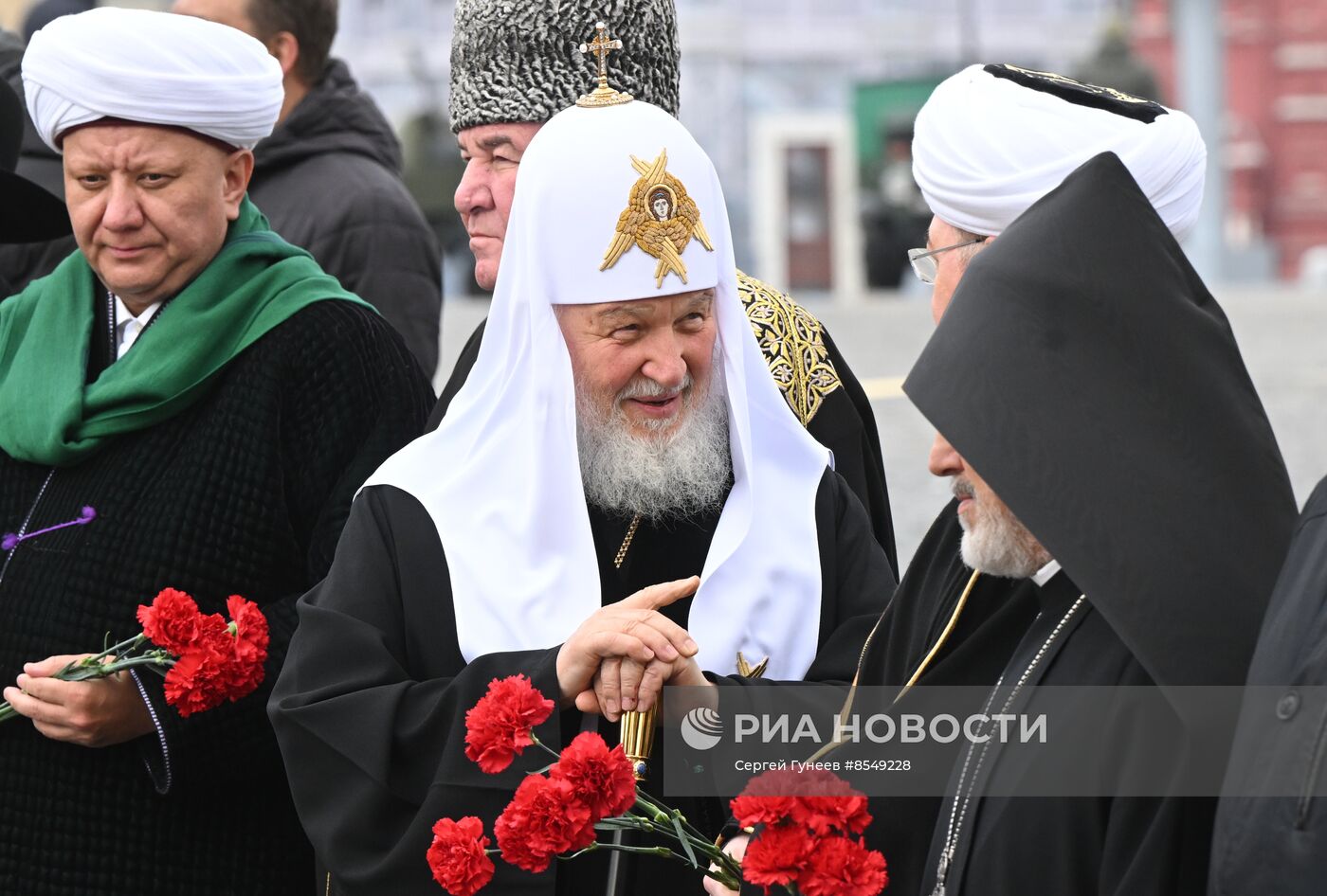 Президент РФ В. Путин возложил цветы к памятнику К. Минину и Д. Пожарскому