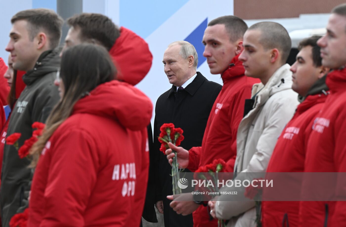 Президент РФ В. Путин возложил цветы к памятнику К. Минину и Д. Пожарскому