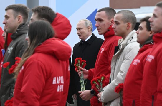 Президент РФ В. Путин возложил цветы к памятнику К. Минину и Д. Пожарскому