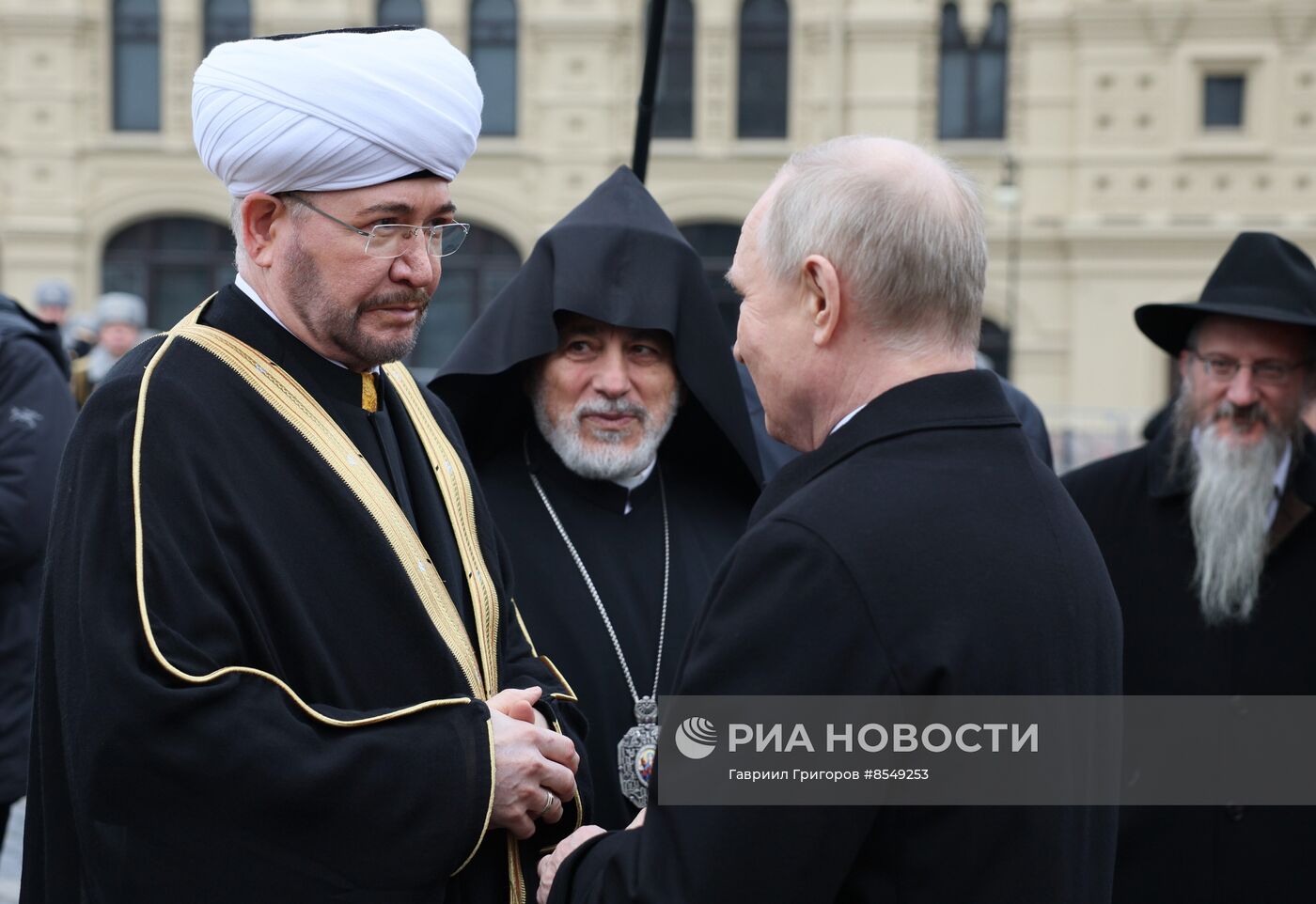 Президент РФ В. Путин возложил цветы к памятнику К. Минину и Д. Пожарскому