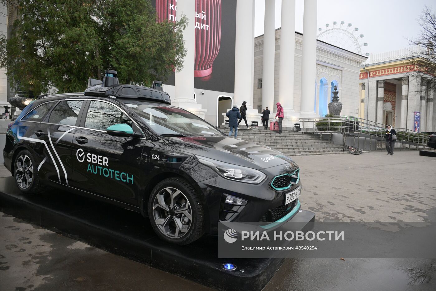 Работа выставки "Россия"