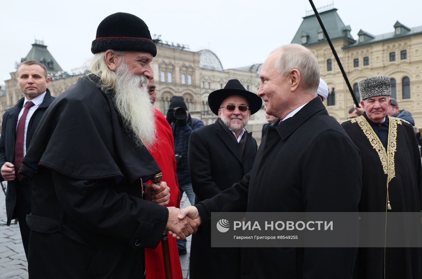 Президент РФ В. Путин возложил цветы к памятнику К. Минину и Д. Пожарскому