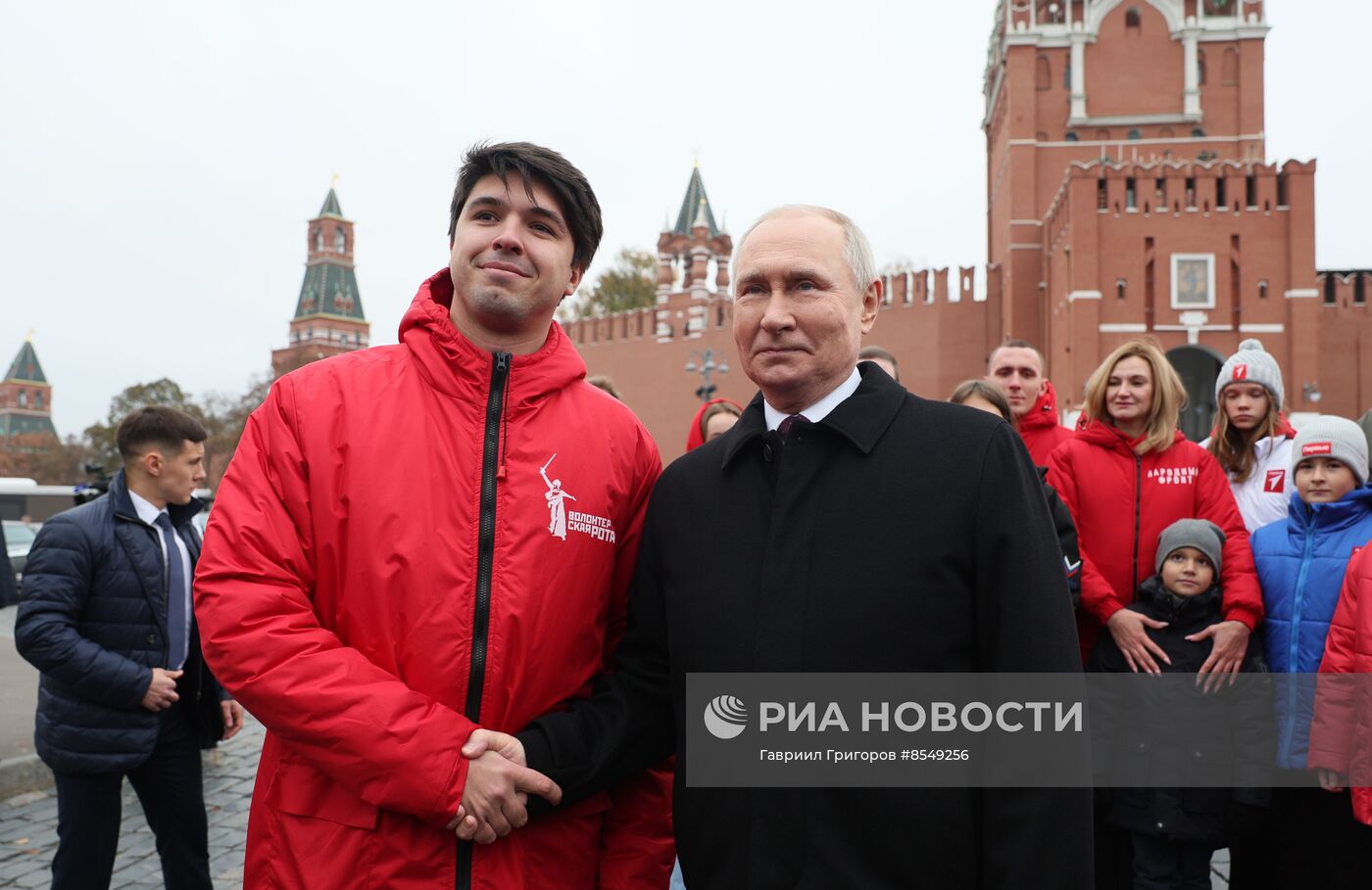 Президент РФ В. Путин возложил цветы к памятнику К. Минину и Д. Пожарскому