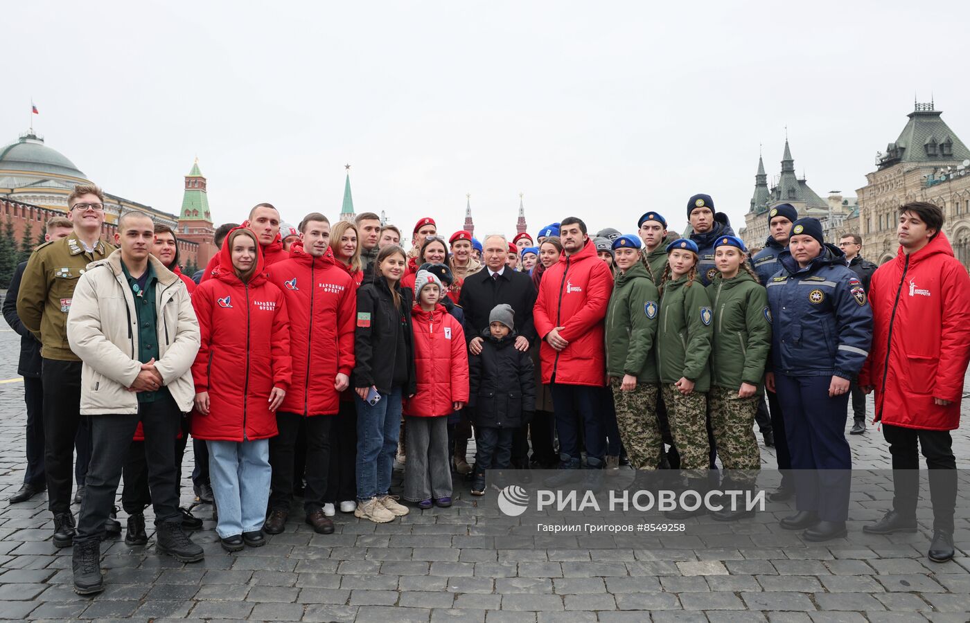 Президент РФ В. Путин возложил цветы к памятнику К. Минину и Д. Пожарскому