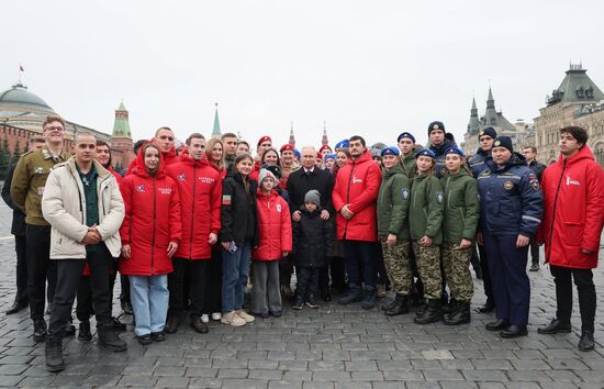 Президент РФ В. Путин возложил цветы к памятнику К. Минину и Д. Пожарскому