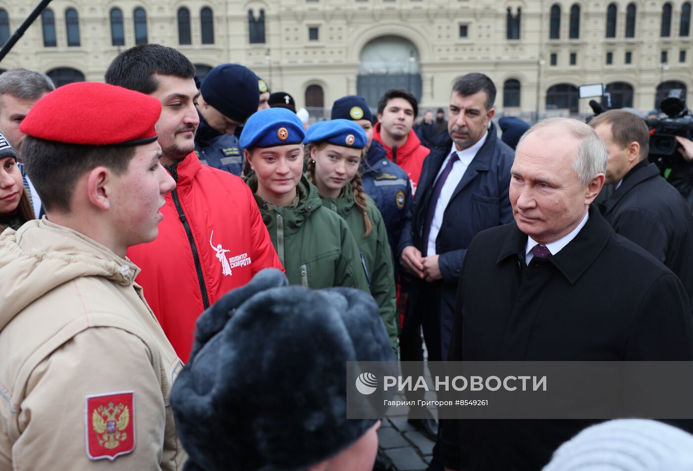 Президент РФ В. Путин возложил цветы к памятнику К. Минину и Д. Пожарскому