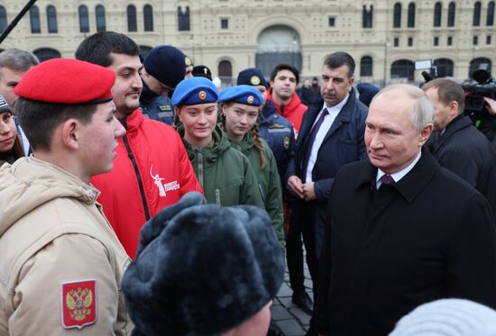 Президент РФ В. Путин возложил цветы к памятнику К. Минину и Д. Пожарскому