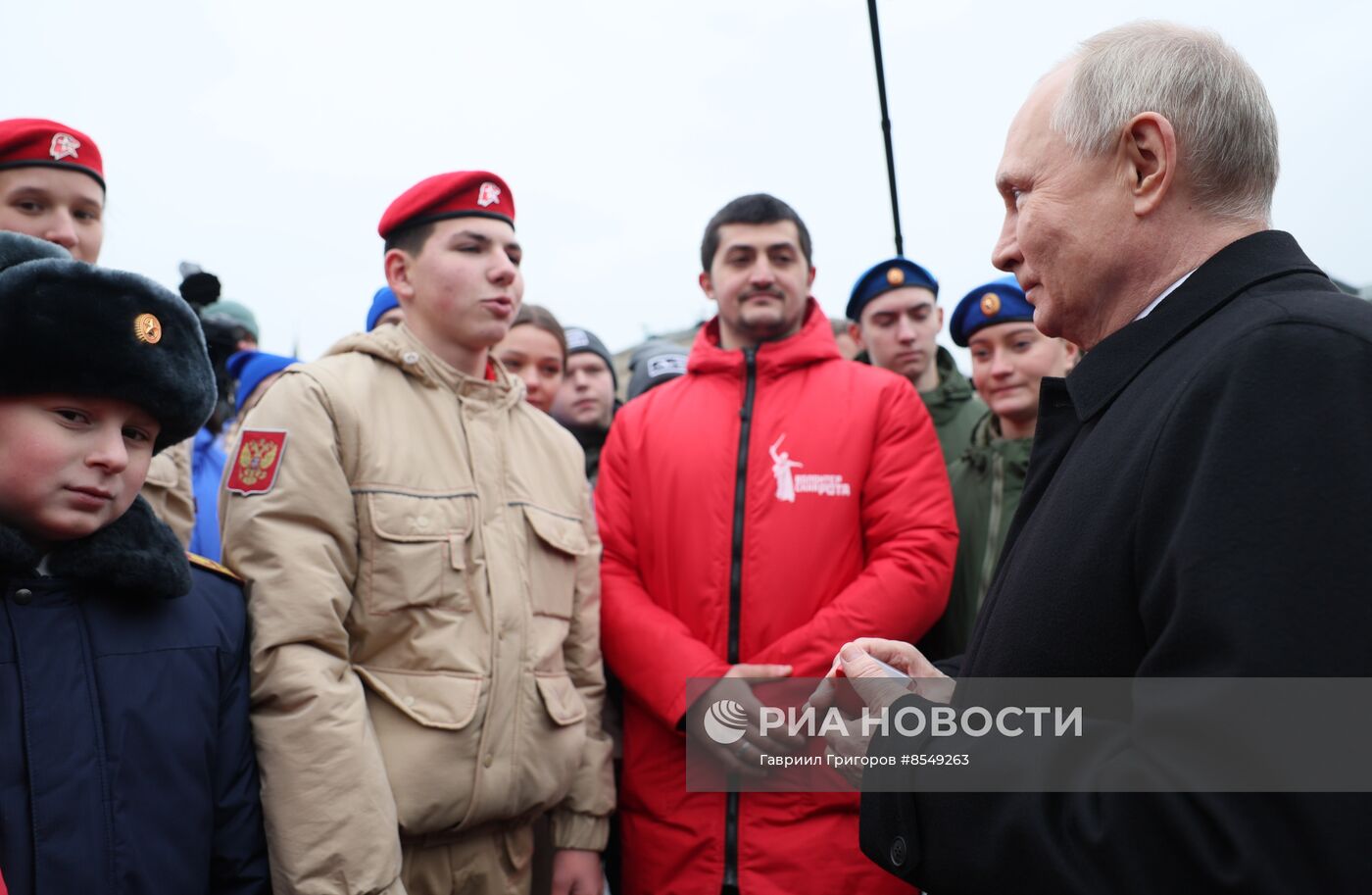 Президент РФ В. Путин возложил цветы к памятнику К. Минину и Д. Пожарскому