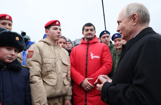 Президент РФ В. Путин возложил цветы к памятнику К. Минину и Д. Пожарскому