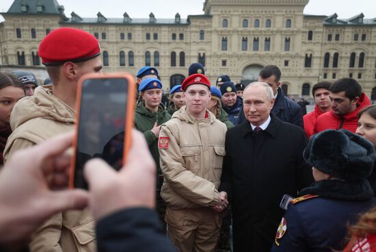 Президент РФ В. Путин возложил цветы к памятнику К. Минину и Д. Пожарскому