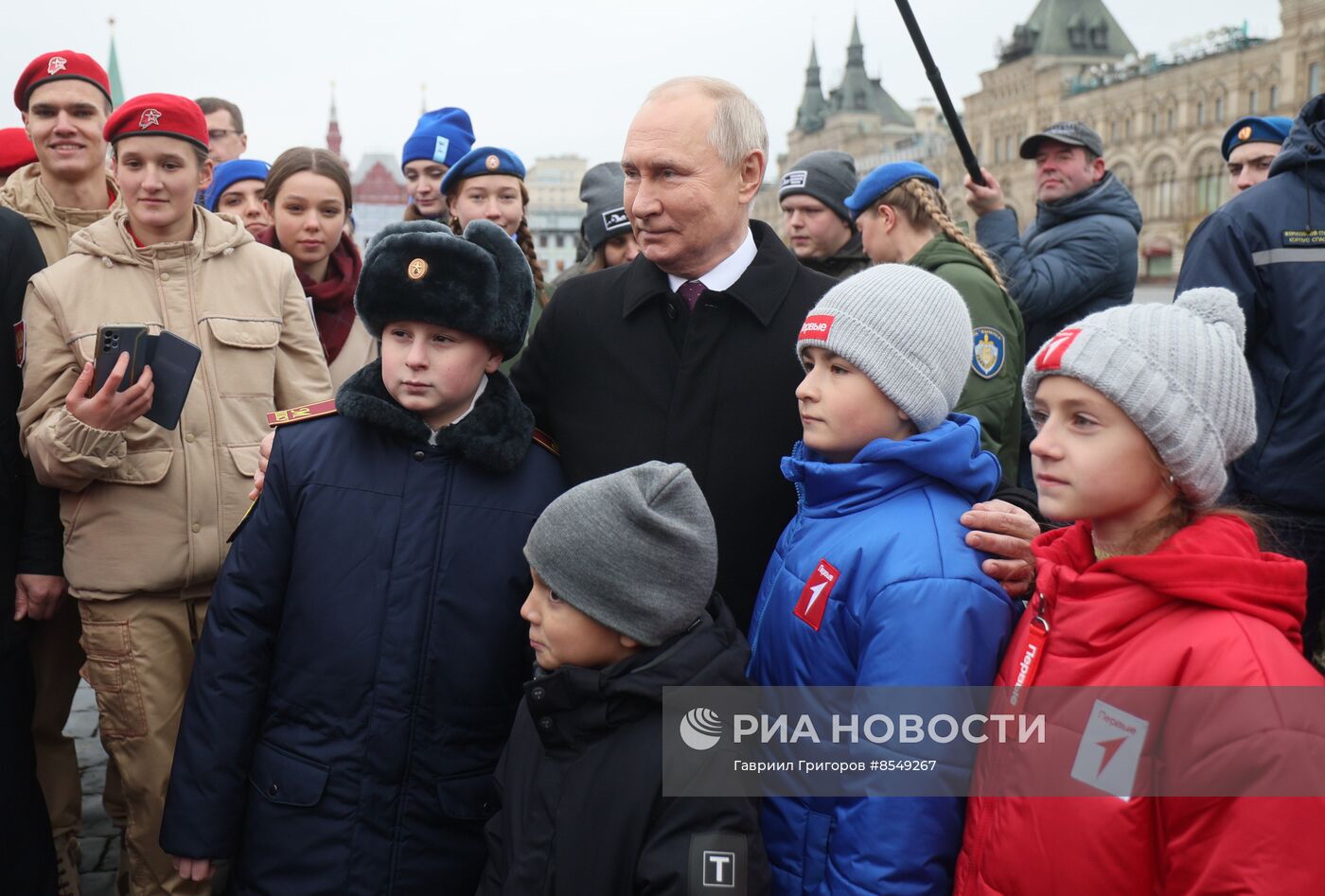 Президент РФ В. Путин возложил цветы к памятнику К. Минину и Д. Пожарскому