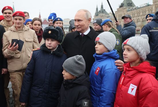 Президент РФ В. Путин возложил цветы к памятнику К. Минину и Д. Пожарскому