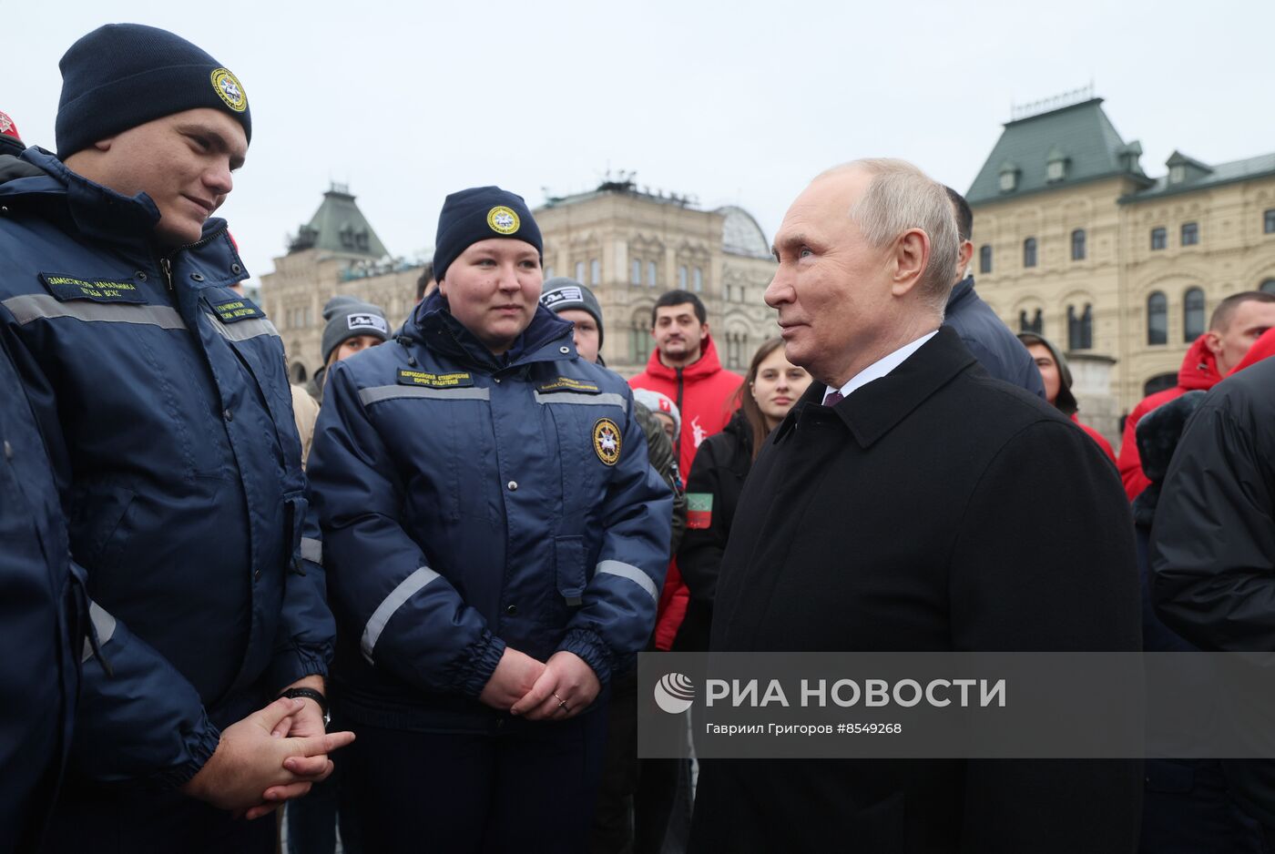 Президент РФ В. Путин возложил цветы к памятнику К. Минину и Д. Пожарскому