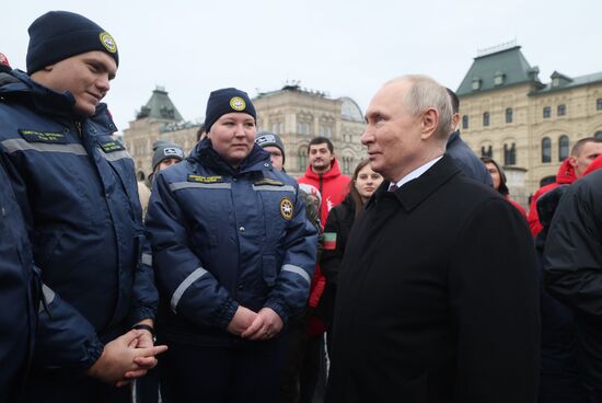 Президент РФ В. Путин возложил цветы к памятнику К. Минину и Д. Пожарскому