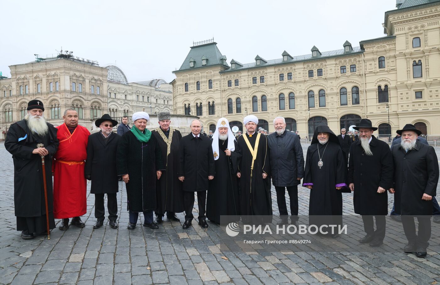 Президент РФ В. Путин возложил цветы к памятнику К. Минину и Д. Пожарскому